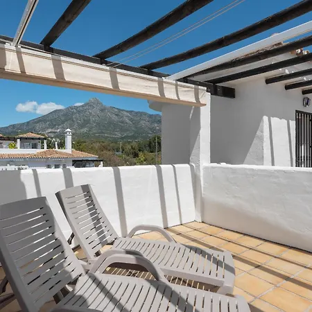 Stylish 2-bedroom Penthouse In Naranjos De Daire Marbella