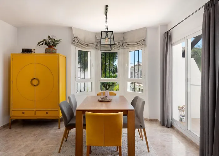 Stylish 2-bedroom Penthouse In Naranjos De * 마르베야